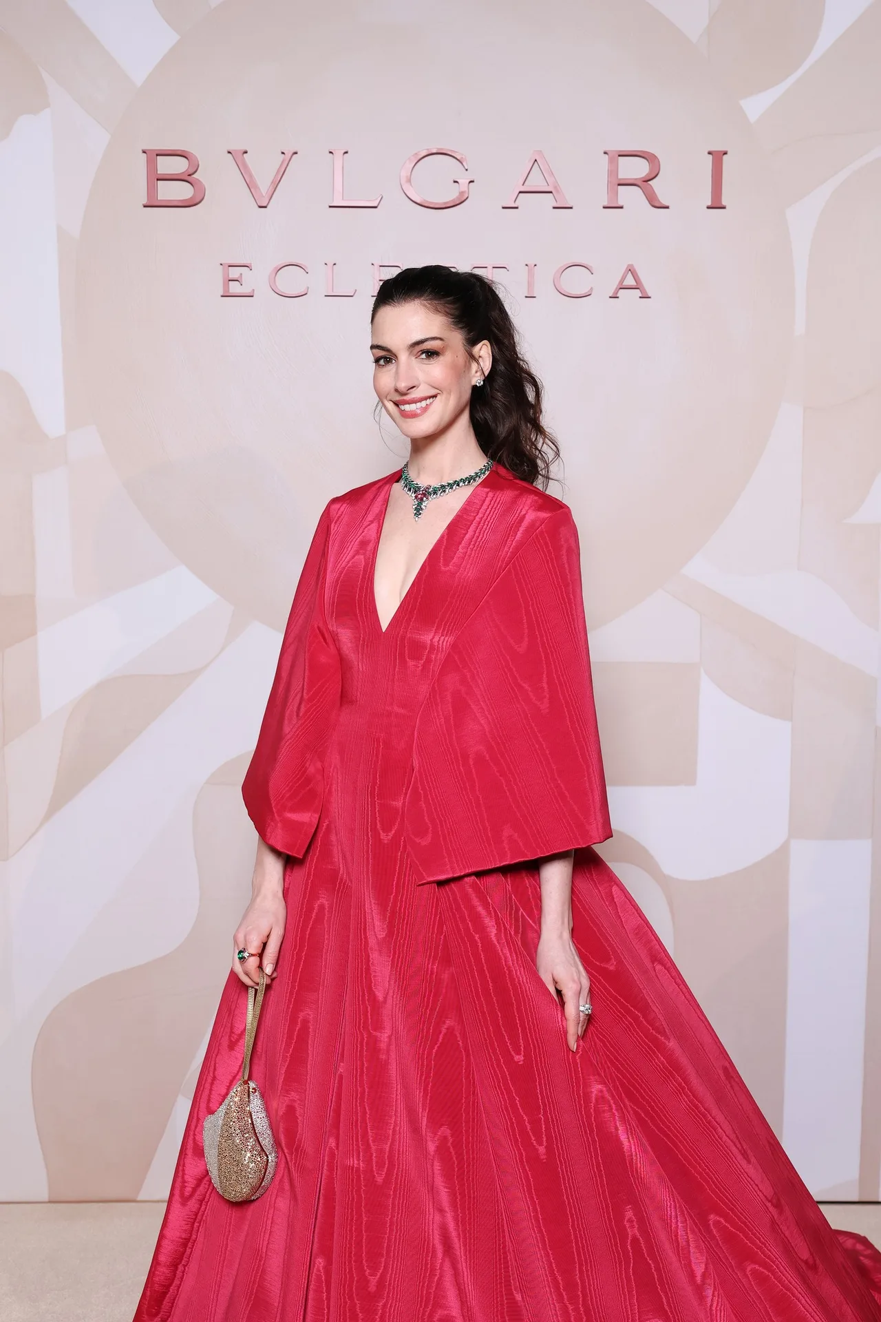 Anne Hathaway lựa chọn vòng cổ kim cương lấy cảm hứng từ di sản La Mã, tạo điểm nhấn cổ điển trên tổng thể trang phục dạ tiệc thanh lịch.