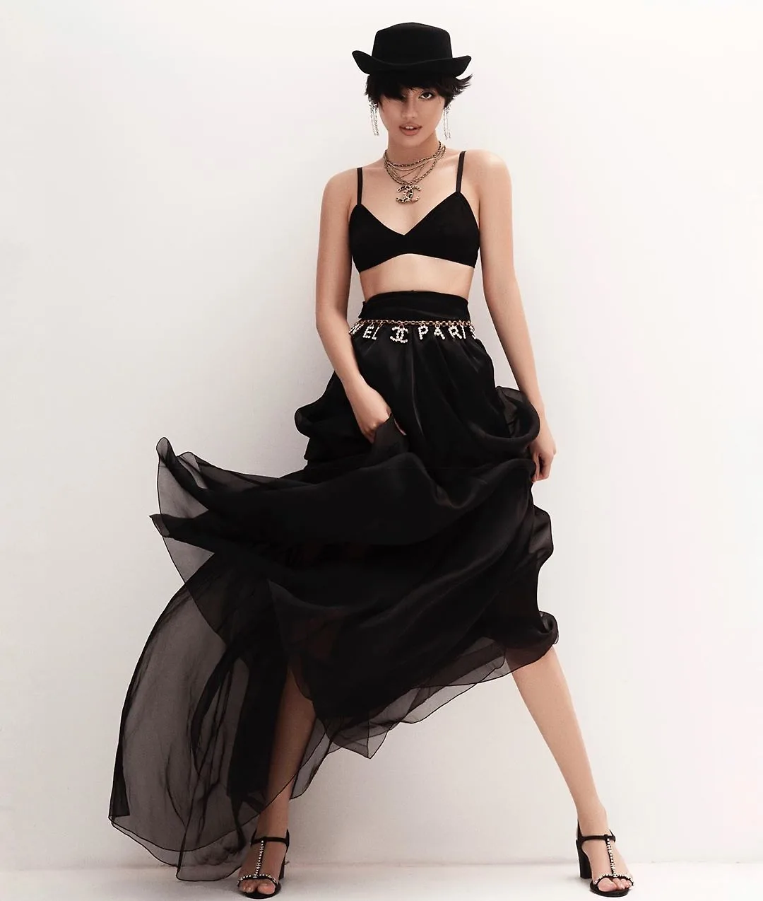 Bài học thời trang từ Coco Chanel - Khánh Linh mặc váy voan, đeo thắt lưng xích Chanel