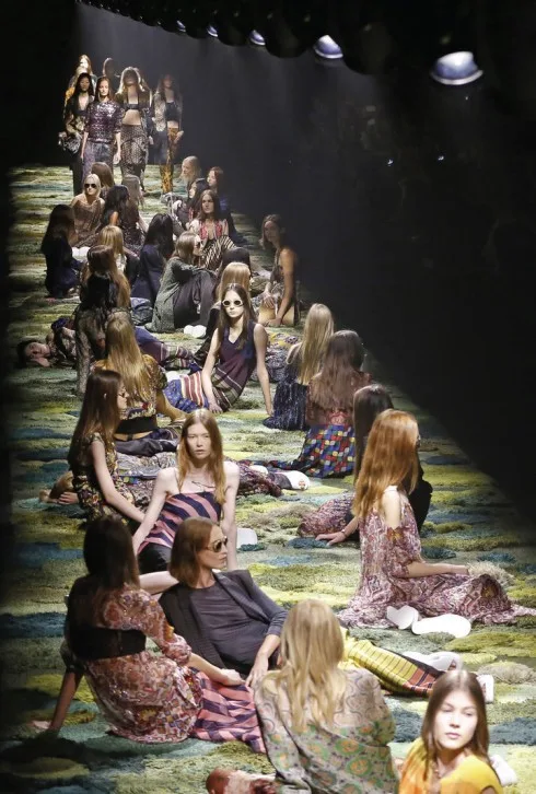 Sàn trình diễn catwalk siêu thực