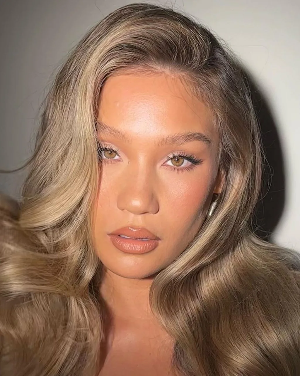Một đôi môi màu nude sẽ phù hợp với phong cách latte makeup. Một đôi môi màu nude sẽ phù hợp với phong cách latte makeup.