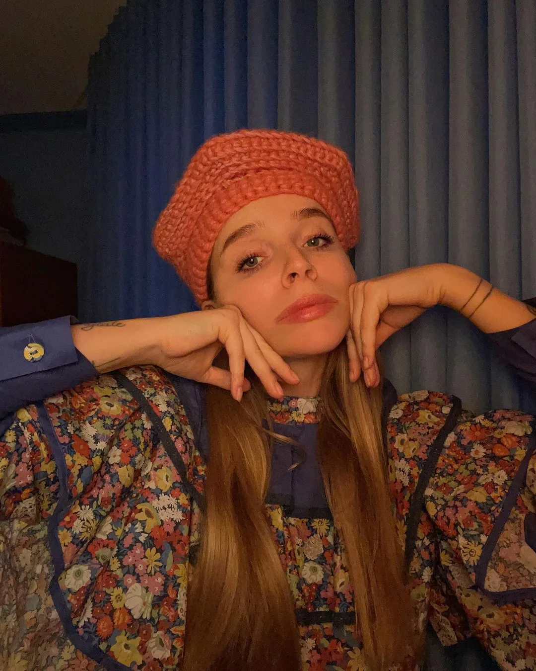 áo hoa và mũ beret cam
