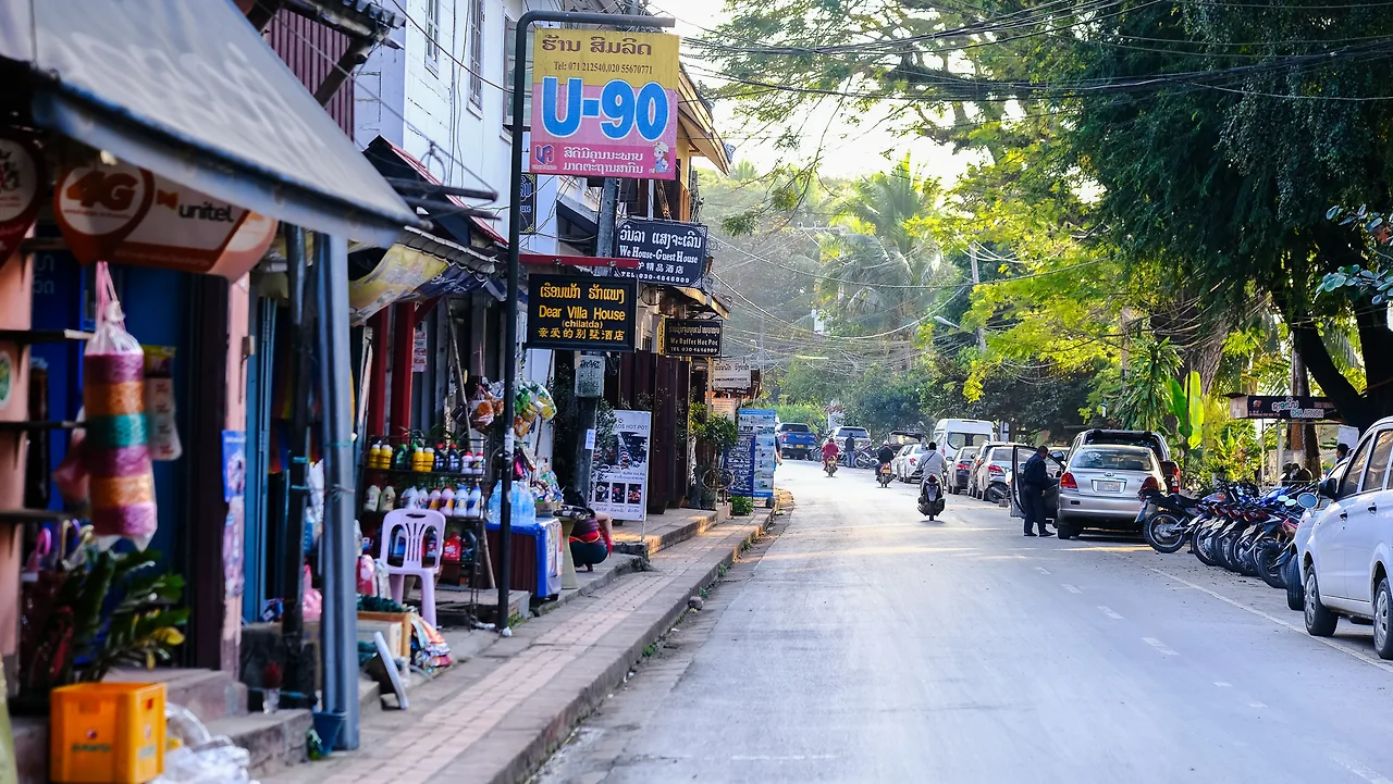 Luang Prabang ở phía bắc Lào, là một cố đô lịch sử nằm tại hợp lưu sông Mekong và sông Nam Khan