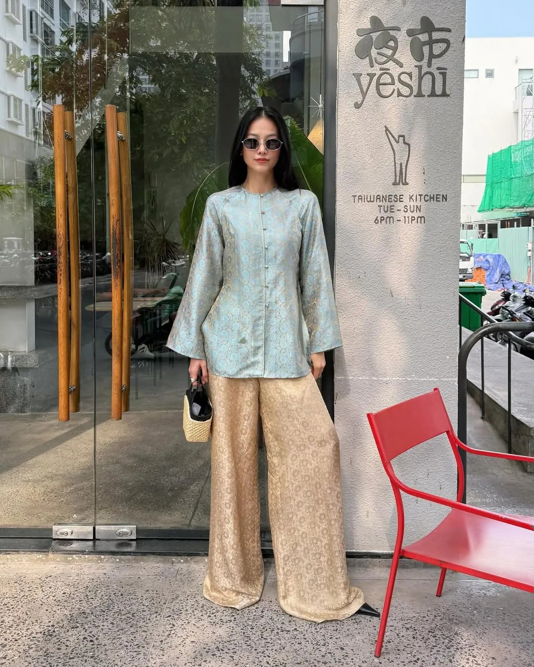 Sự kết hợp giữa hàng cúc bấm truyền thống và chất liệu lụa cao cấp làm tăng vẻ sang trọng, đưa chiếc áo bà ba vào không gian du Xuân quý phái.