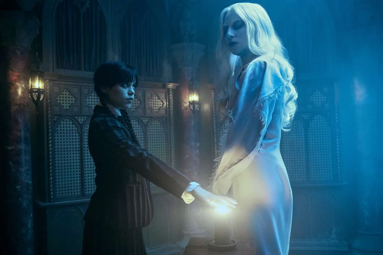 Lady Gaga xuất hiện trong vai Rosaline Rotwood - một nhân vật huyền thoại tại học viện Nevermore trong Wednesday mùa 2. (Ảnh: Entertainment Weekly)