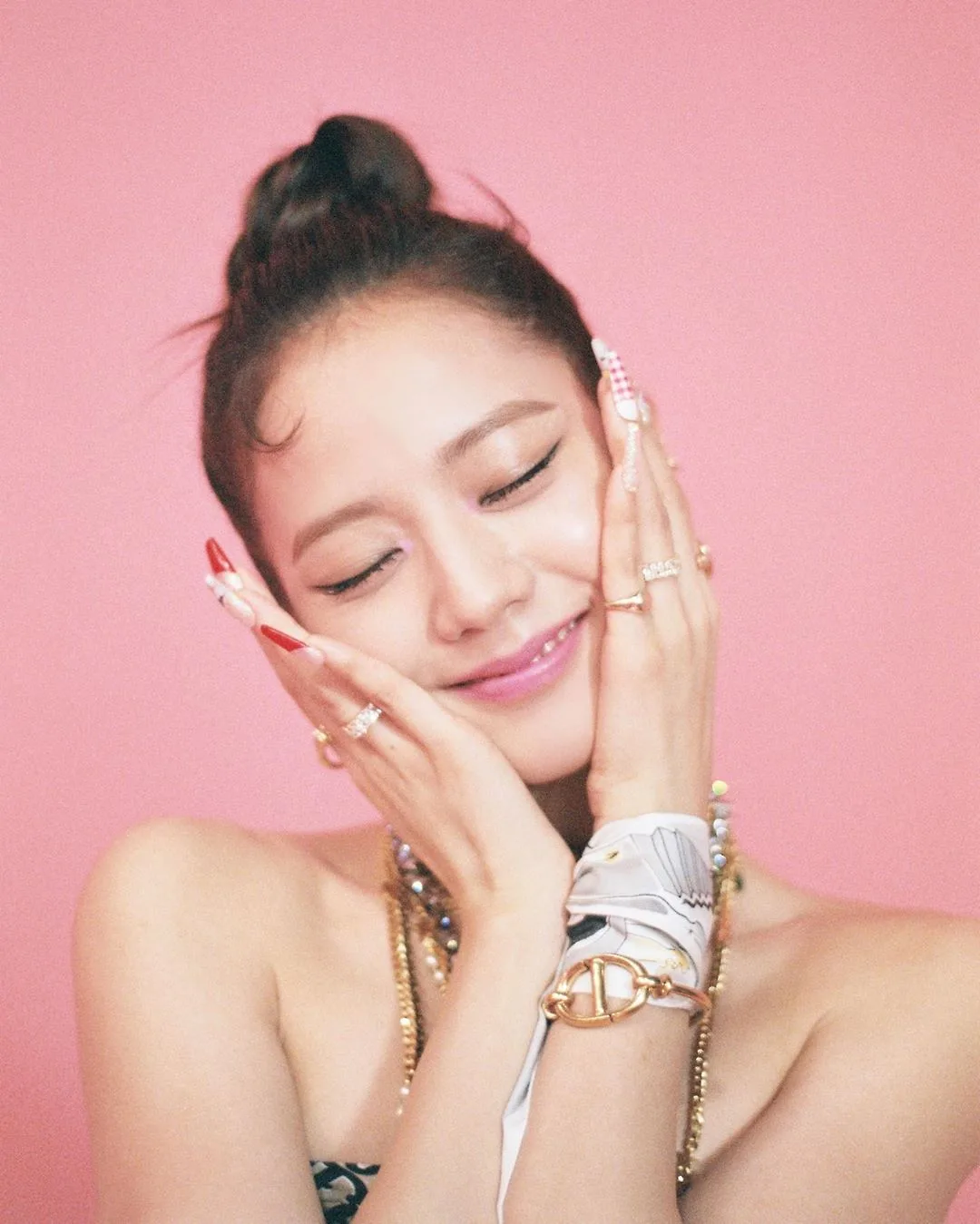jisoo blackpink đeo trang sức dior trong mv ice cream