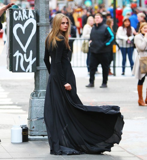 Cara Delevingne quá nữ tính với đầm xòe tông đen