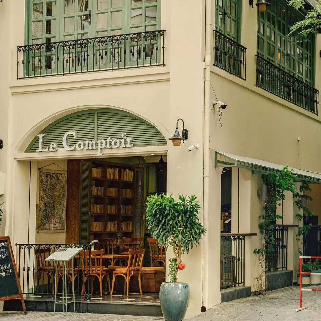không gian phía trước quán Le Comptoir Bistro & Books