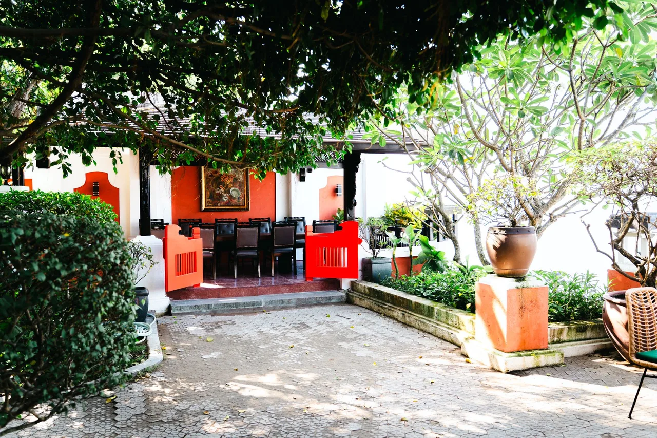 không gian bên ngoài nhà hàng Bến Thời Gian