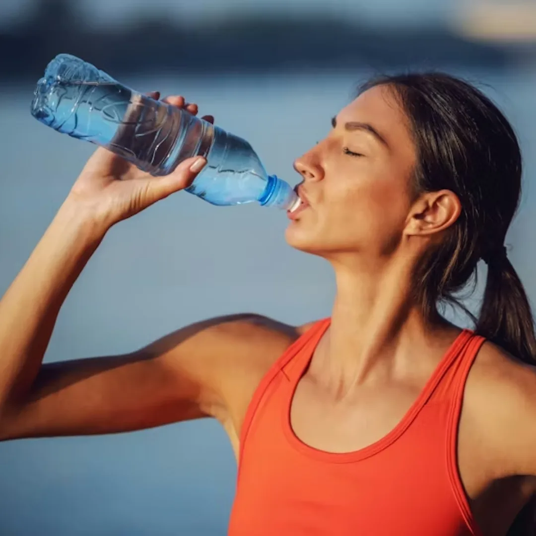 cô gái đang bổ sung nước điện giải giúp cơ hồi phục