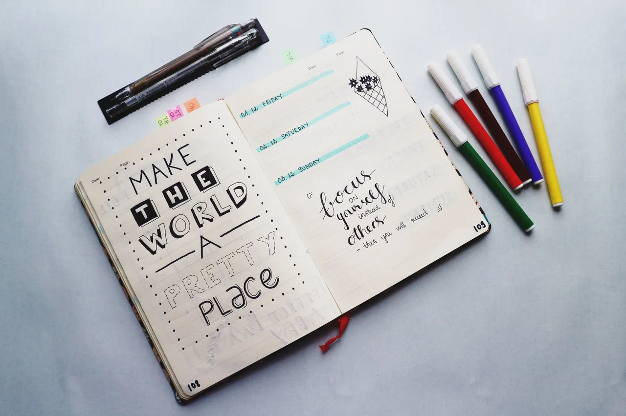 journal với nhiều cây bút màu