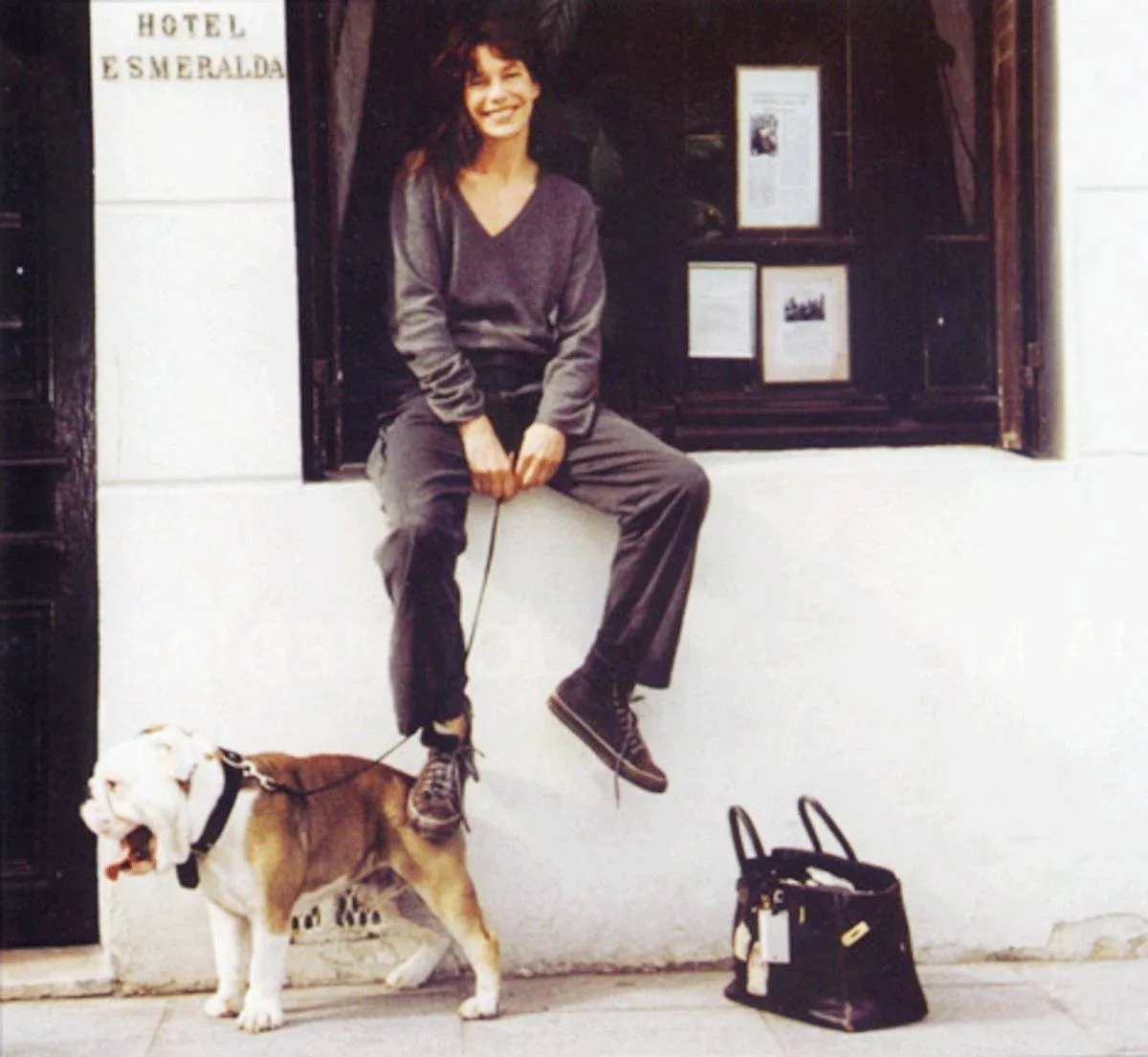 Jane Birkin chụp hình cùng túi)