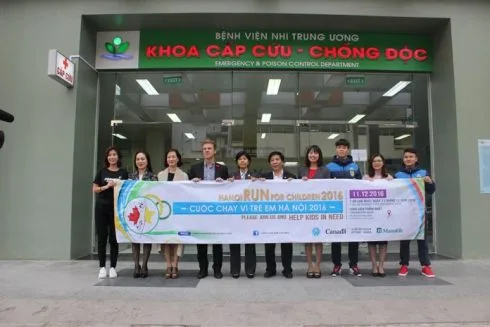 BTC Cuộc chạy vì trẻ em Hà Nội 2016 thăm và tặng quà cho các bệnh nhi tại Khoa Ung bướu và Lớp học Hy vọng, Bệnh viện Nhi Trung ương ngày 9/11/2016.