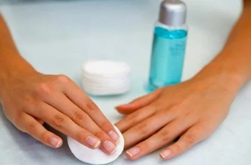 Tẩy sạch lớp sơn cũ làm móng tay đẹp