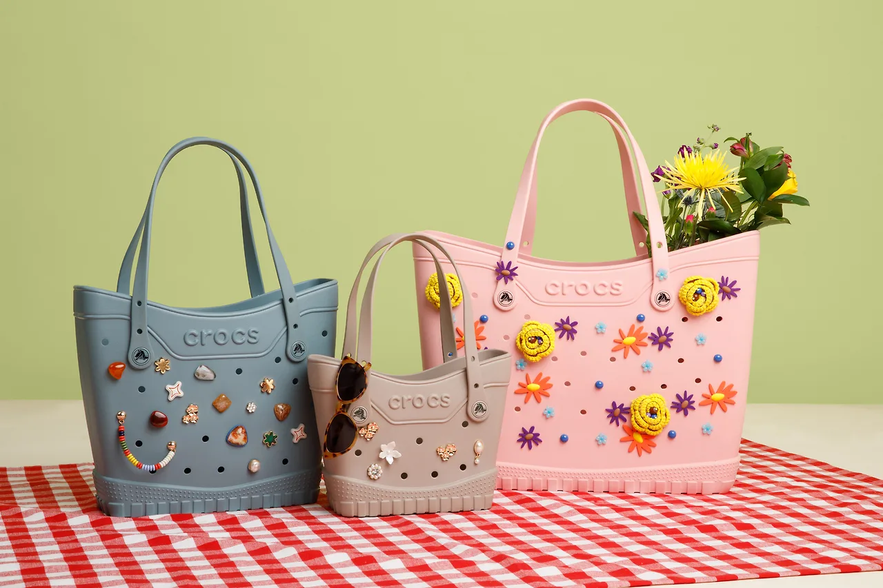 Lấn sân sang túi, Crocs đã khuấy đảo thời trang