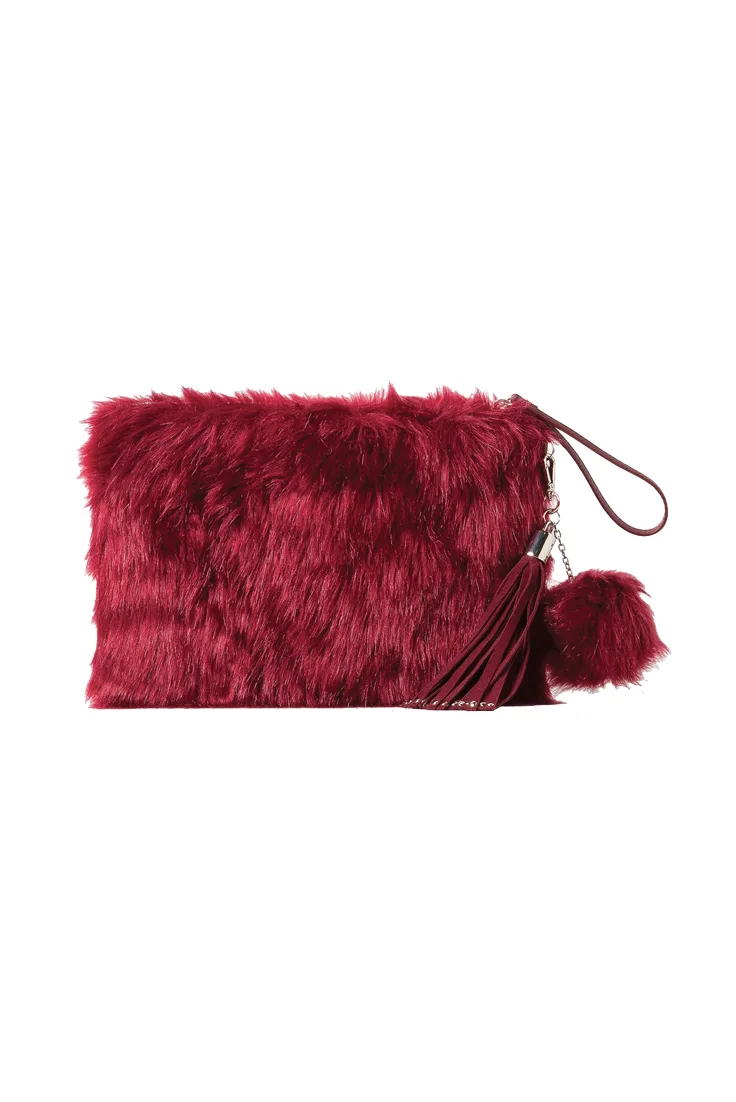street style mau do ruou clutch mango