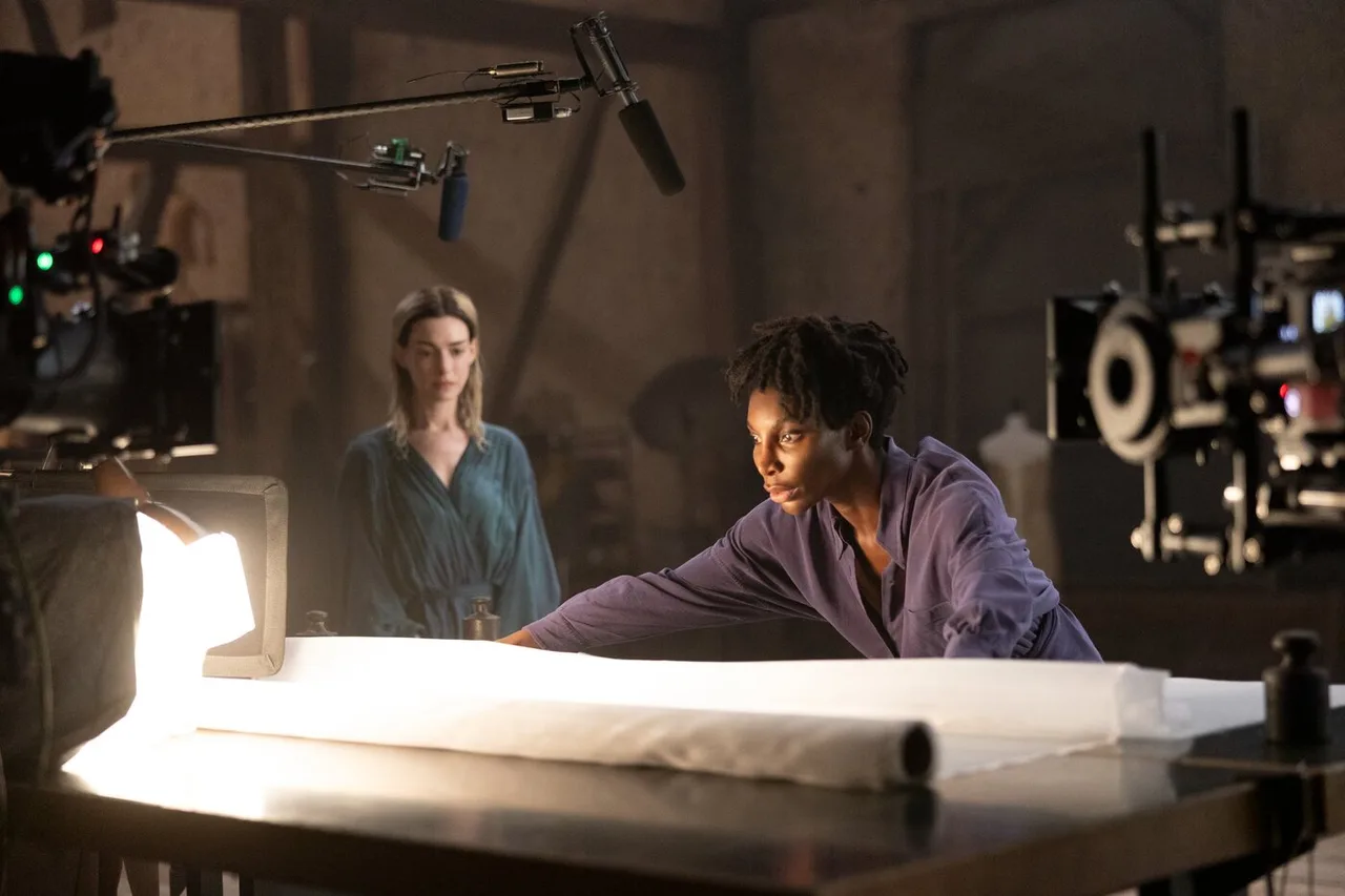 Michaela Coel và Anne Hathaway trên phim trường Mother Mary.