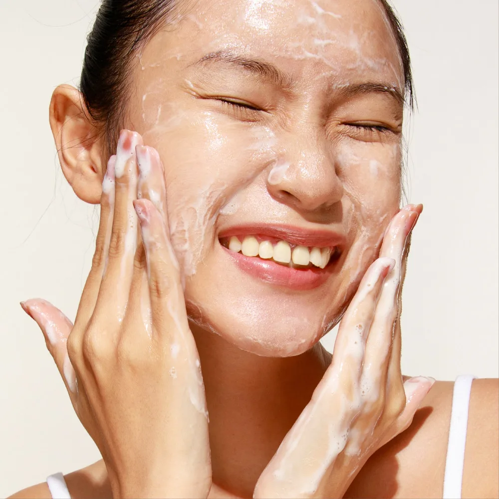 cô gái đang rửa mặt