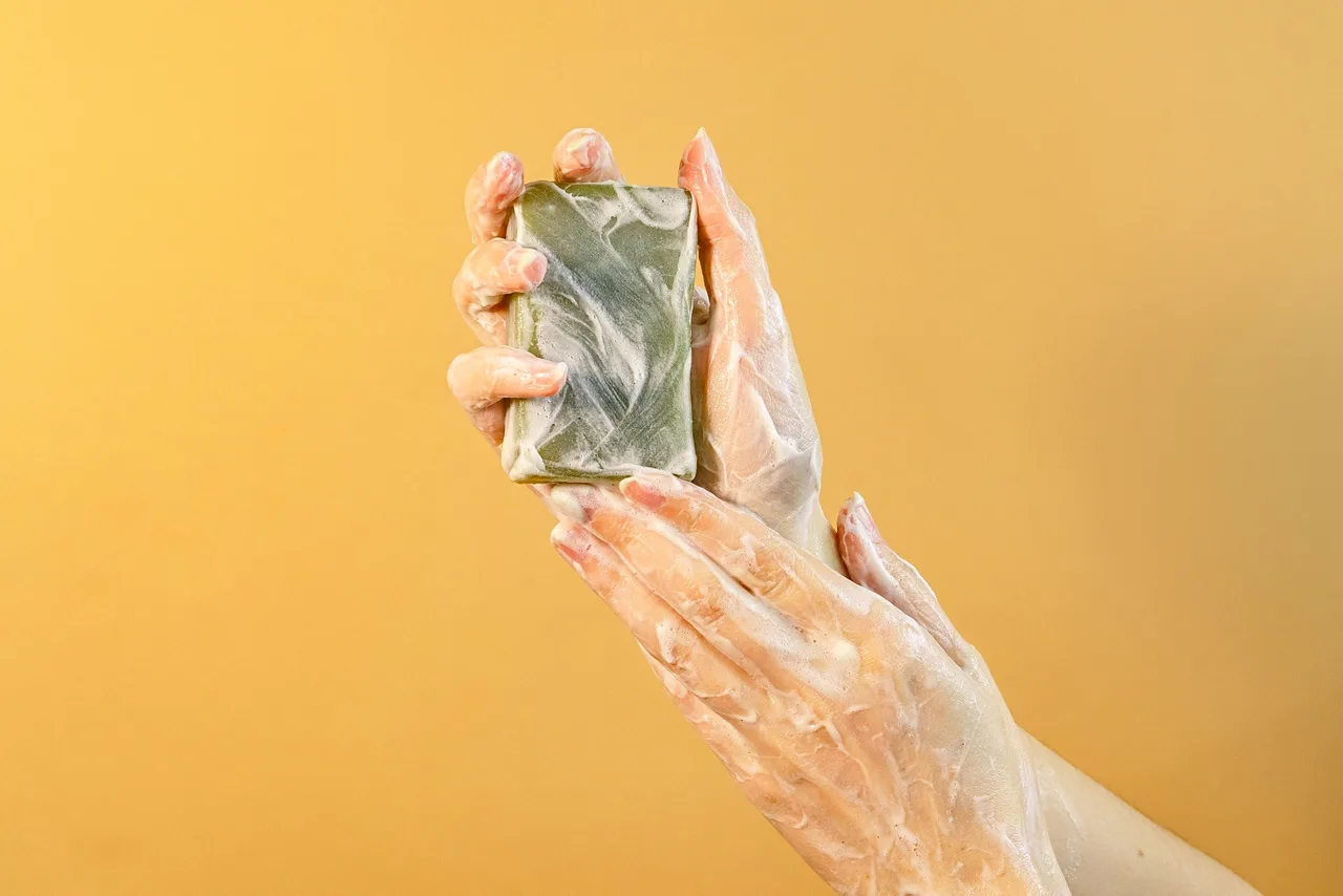 rửa tay bằng xà phòng