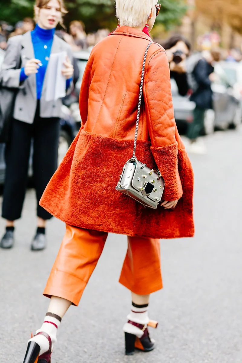 Street style Paris Xuân - Hè 2018: Sắc màu nồng ấm lên ngôi