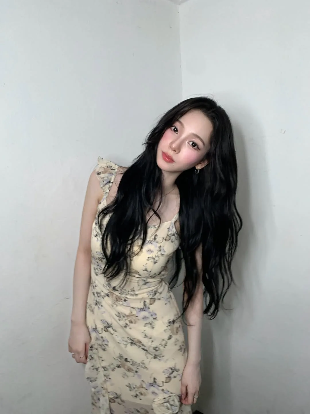 Karina trong thiết kế váy hoa nhí.