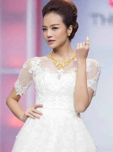 co gai deo trang suc vang