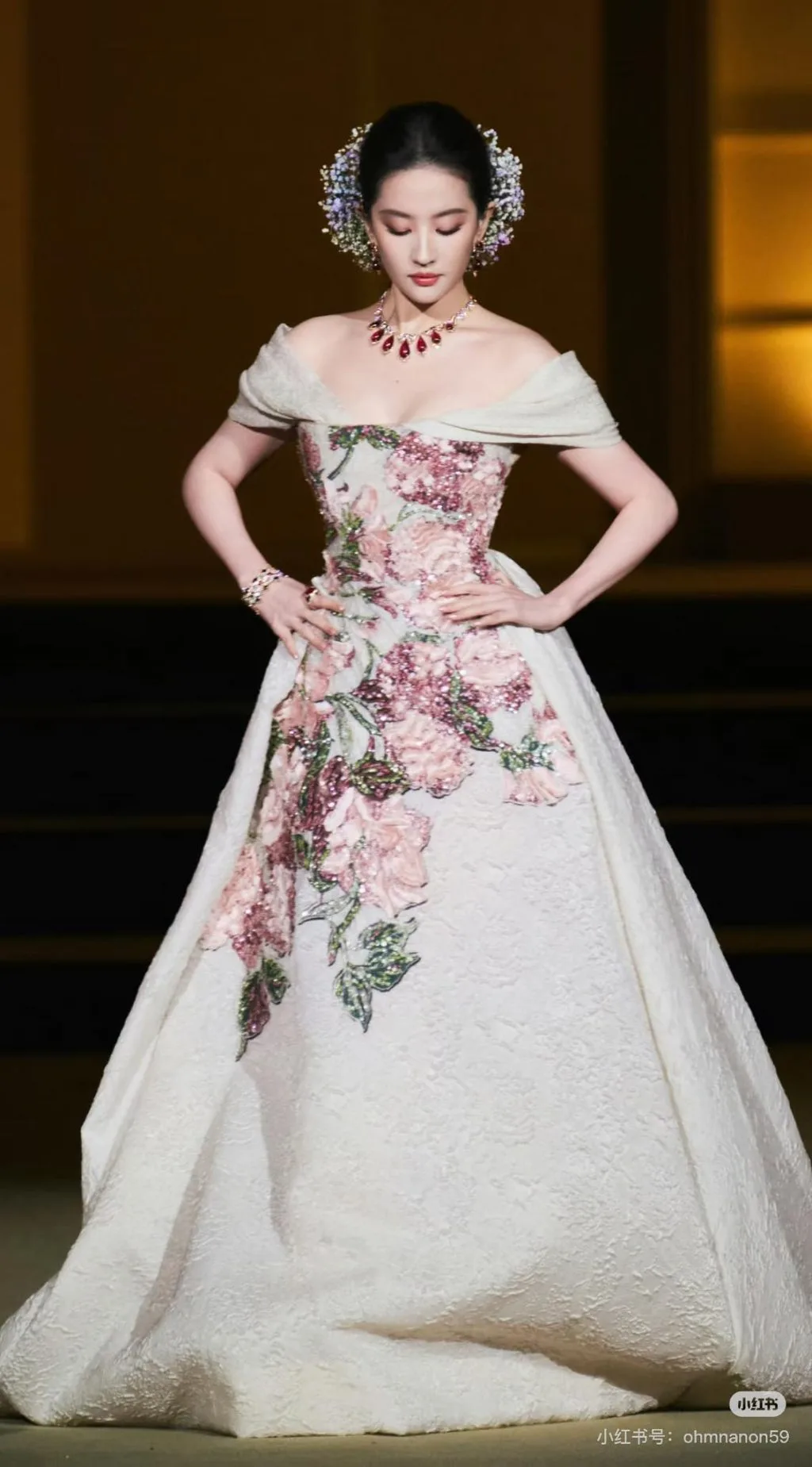Lưu Diệc Phi mang đến phong cách hoa cài tóc phiên bản haute couture