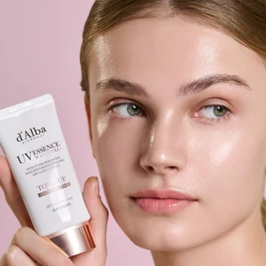 Cô gái cầm kem chống nắng d’Alba.