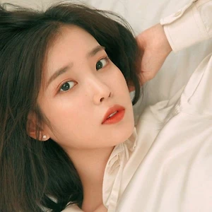 IU da trắng tóc đen