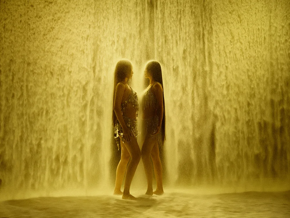 Tạo hình Văn Mai Hương và Chi Pu trong MV "Vườn Hồng"