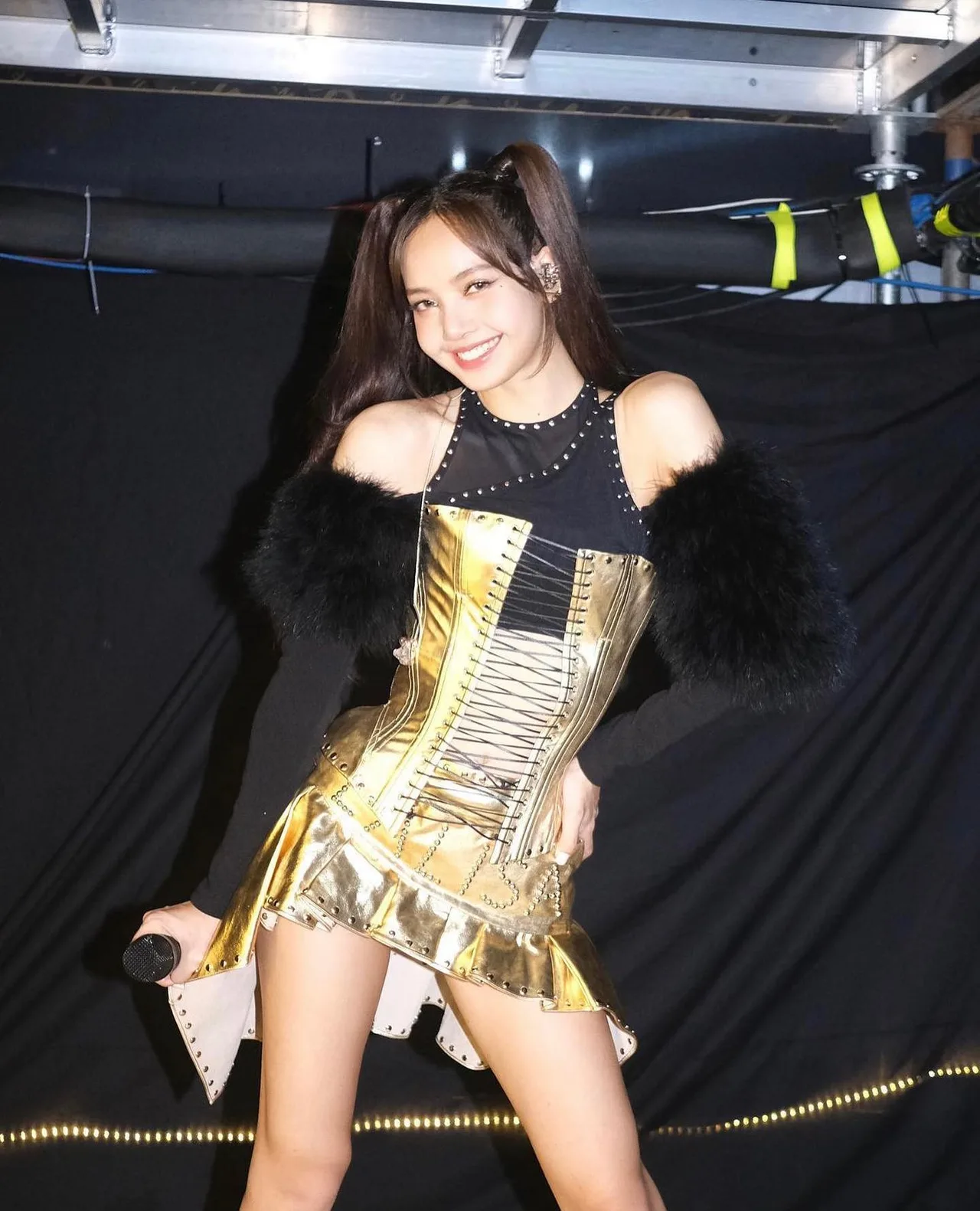 Lisa diện thiết kế Xuân Hè 2023 của FANCì khi biểu diễn 