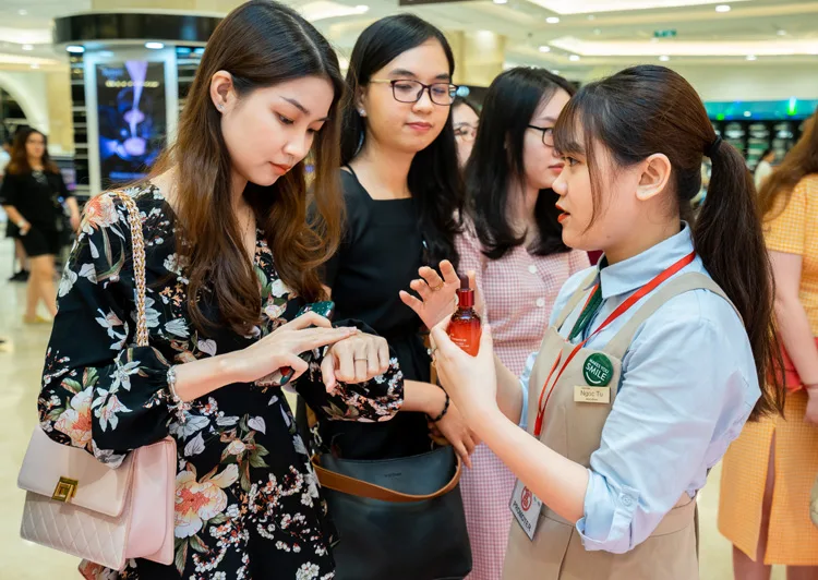khách hàng thử sản phẩm tại sự kiện Innisfree khách hàng thử sản phẩm tại sự kiện Innisfree