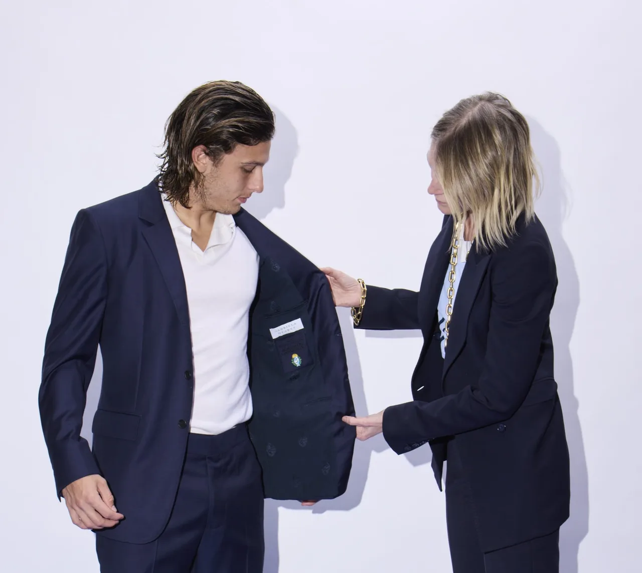 Cầu thủ đội tuyển Uruguay khoác blazer do Gabriela Hearst thiết kế