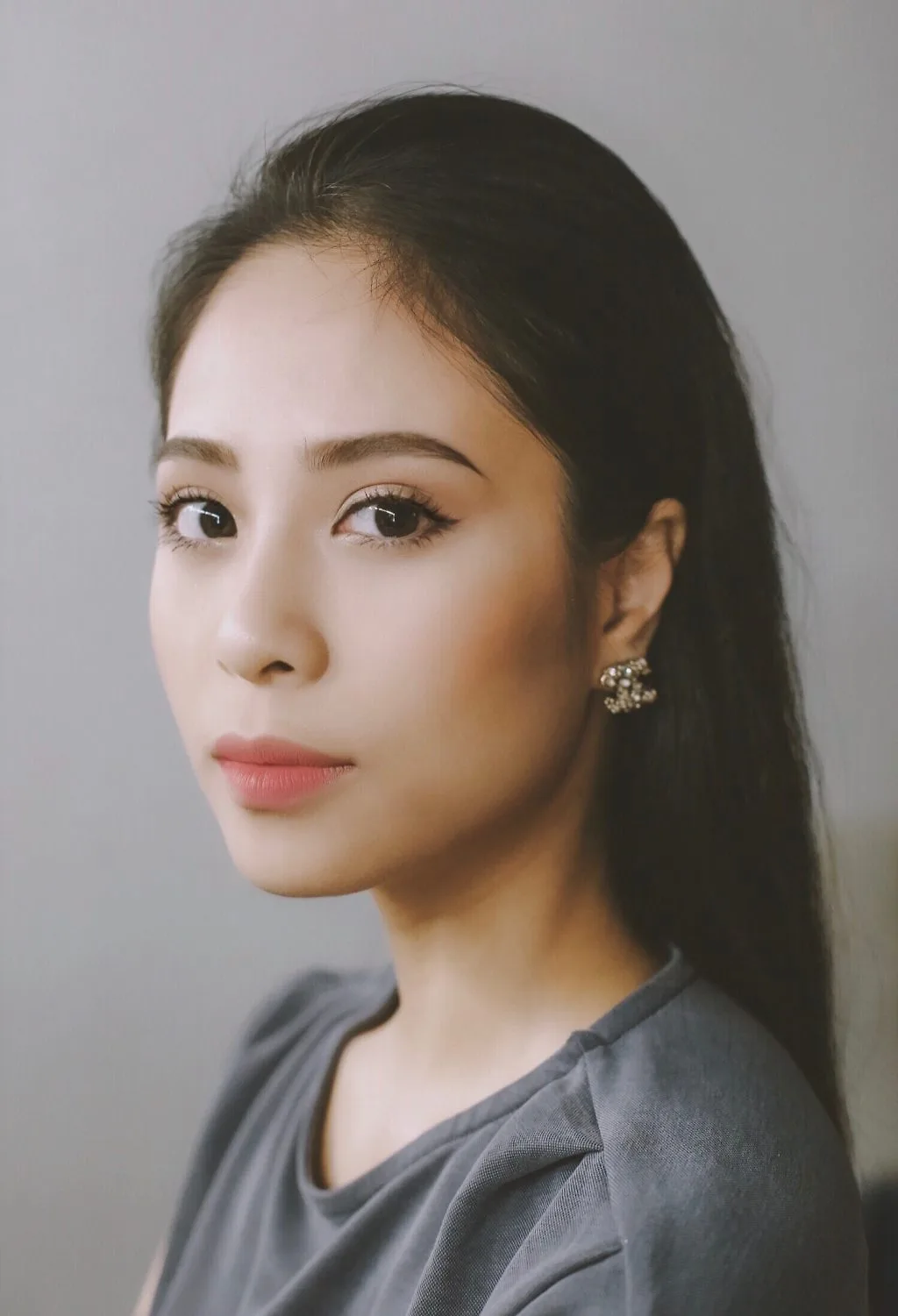 Không ngủ quên trong hạnh phúc, Kiều Anh tiếp tục khoe giọng ca mượt mà của mình trong một phong cách mới mà vẫn giữ được những âm hưởng ca trù. 