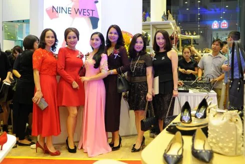 Ca sĩ – Giảng viên âm nhạc Phương Nga (thứ 3 từ trái sang) chia sẻ: tuy cô mới trở thành khách hàng của Nine West thời gian gần đây, nhưng chắc chắn cô sẽ là khách hàng thường xuyên, bởi những thiết kế của thương hiệu đáp ứng đầy đủ tiêu chí mà cô đi tìm trong 1 bộ trang phục: thanh lịch, ấn tượng và luôn nắm bắt xu hướng