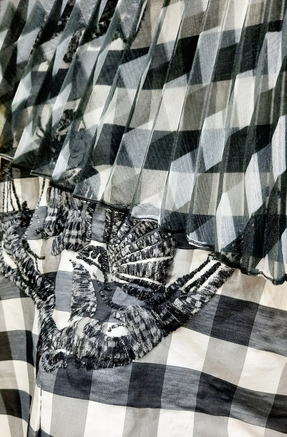 Textile thêu tay từ vải vụn tái chế