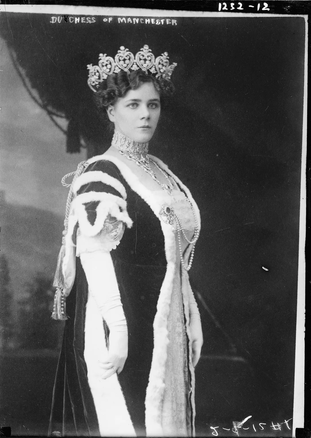 Nữ công tước xứ Manchester Consuelo Yznaga đeo chiếc vương miện Manchester Tiara.