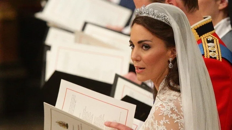 Kate thích tự lựa chọn trang phục cho mình. Cô thậm chí còn tự makeup và làm tóc vào ngày cưới.