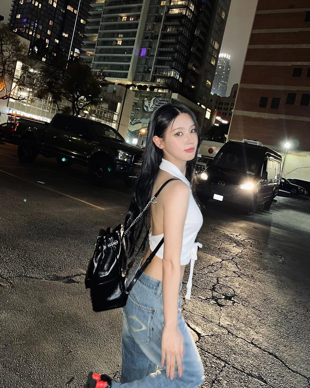 Miyeon diện áo hở lưng