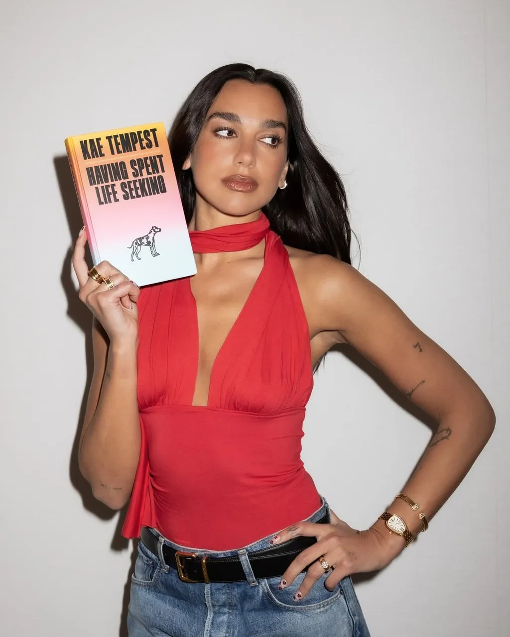 Nàng “tắc kè hoa” của làng nhạc pop Dua Lipa tiên phong diện sắc đỏ dâu trong bài đăng mới nhất.