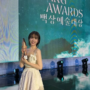 Phong cách làm đẹp của Park Bo Young tại Baeksang Arts Awards 2026