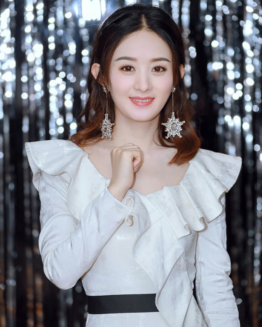 Triệu Lệ Dĩnh đeo hoa tai to bản hình ngôi sao