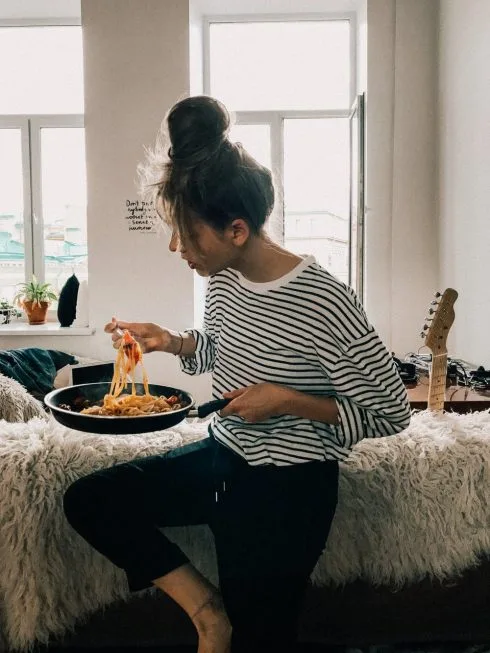 eat clean eat clean - cô gái ăn mì ý trên chảo