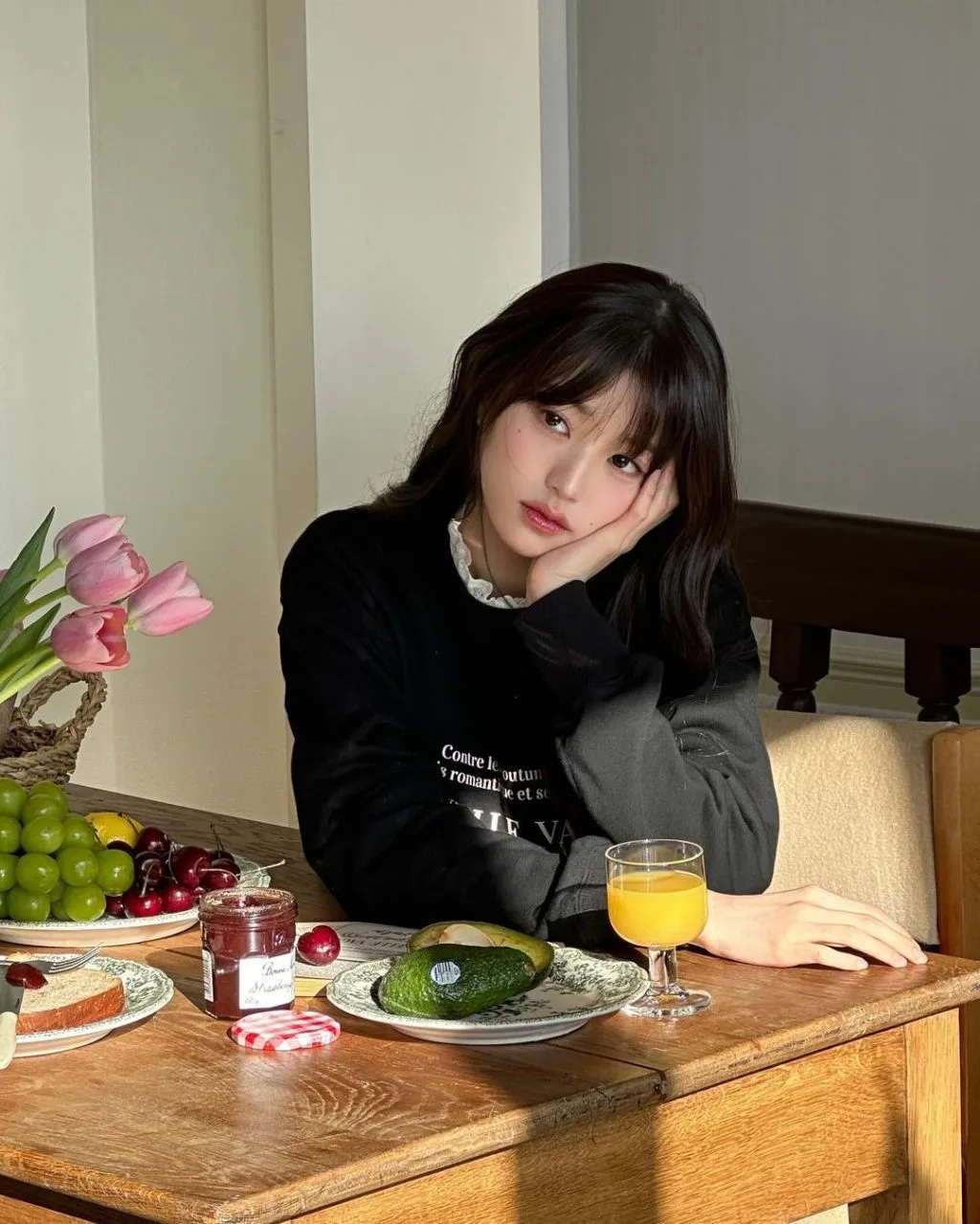 jang won young mặc áo đen