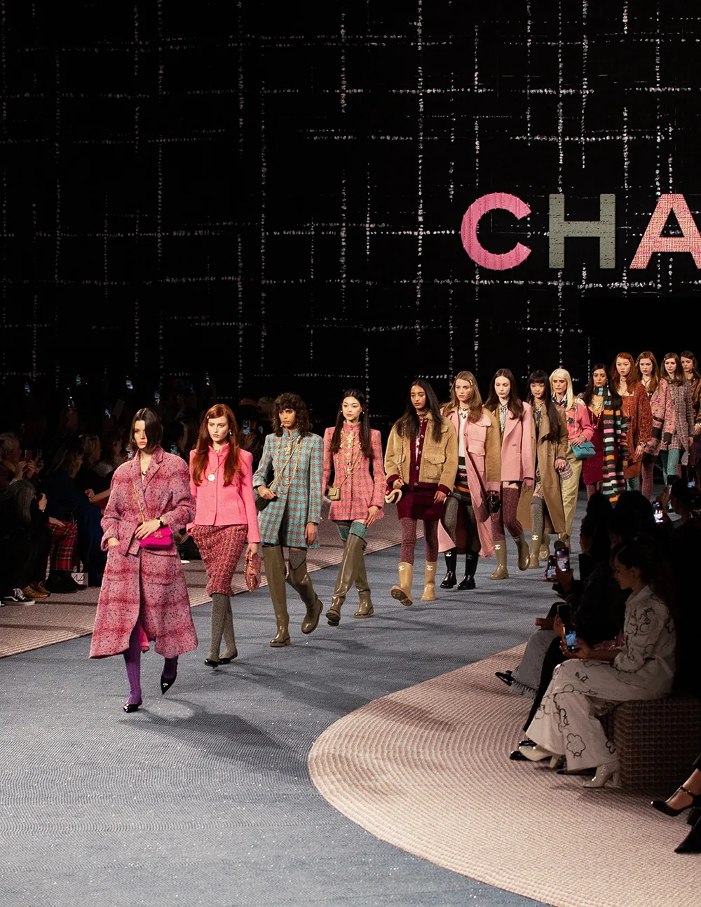 Những kiểu tóc thập niên 60 tại Chanel Fall-Winter 2022. Những kiểu tóc thập niên 60 tại Chanel Fall-Winter 2022.