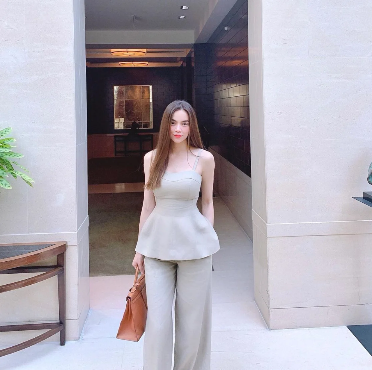 Hồ Ngọc Hà mặc áo hai dây peplum và quần ống rộng cùng tone