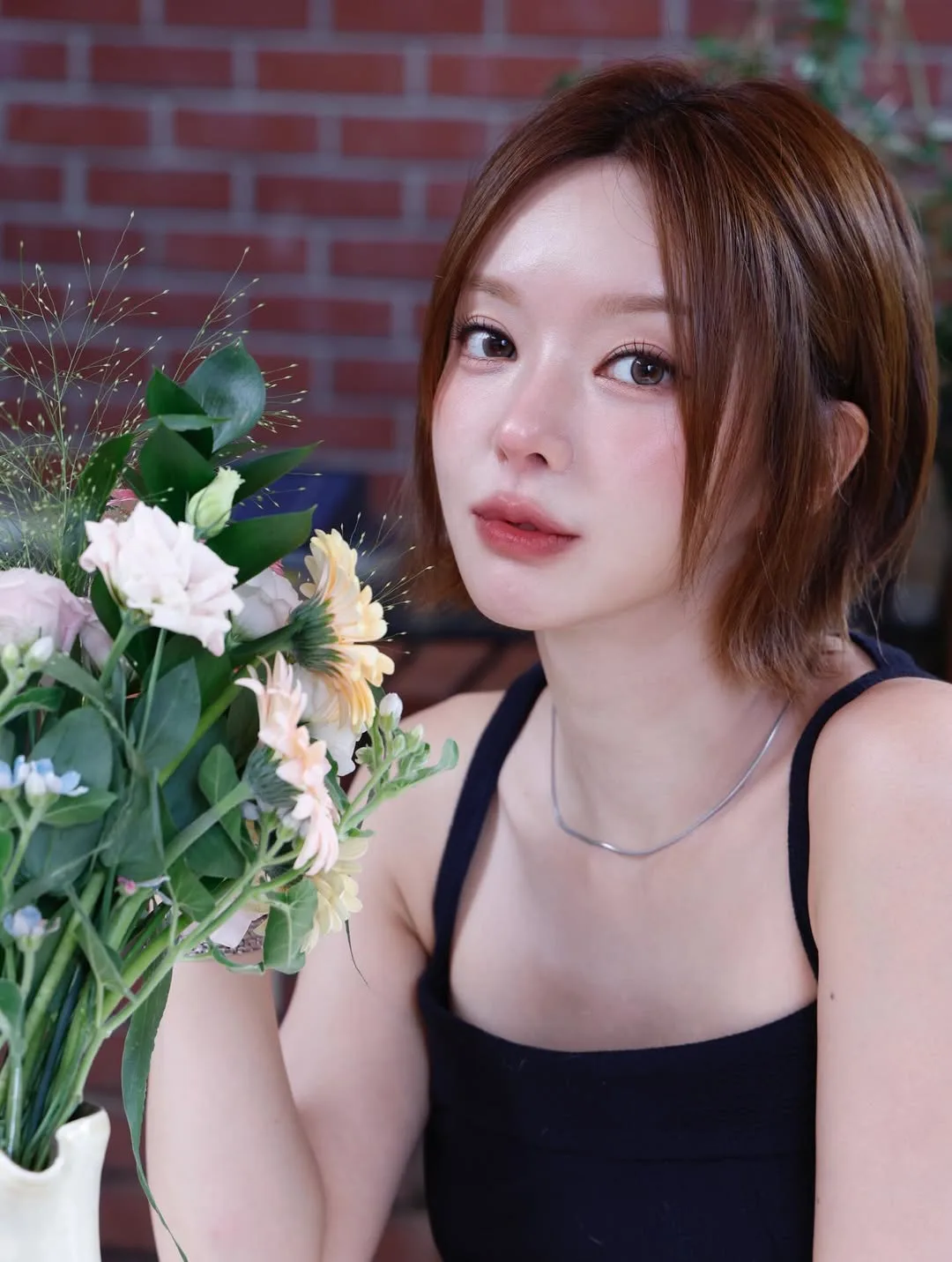 ChoA AOA với kiểu tóc bob và bó hoa pastel, thể hiện vẻ đẹp tự nhiên, trưởng thành và nữ tính.