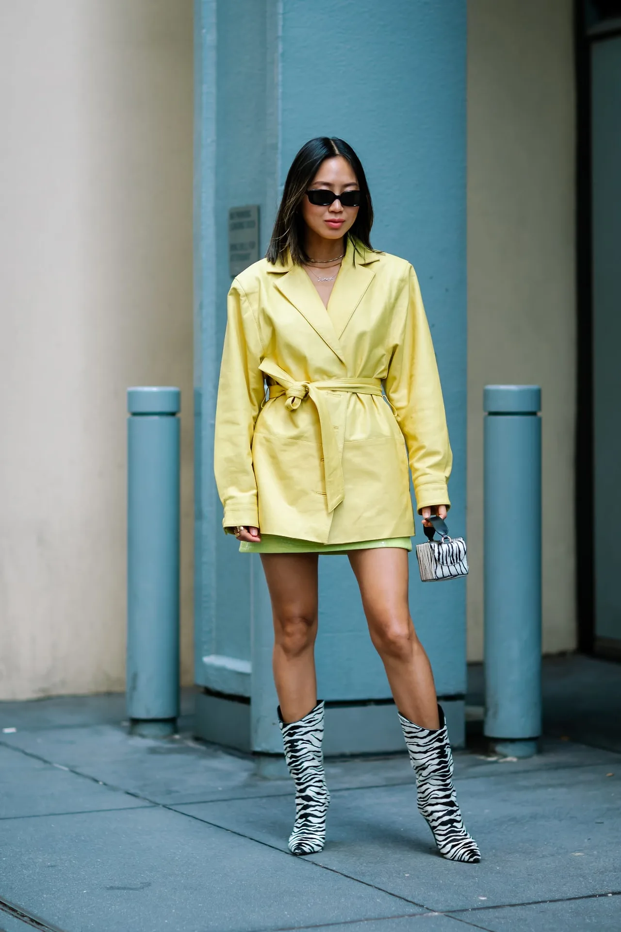 blazer và thắt lưng cùng màu trong street style Tuần lễ thời trang Xuân - Hè 2020