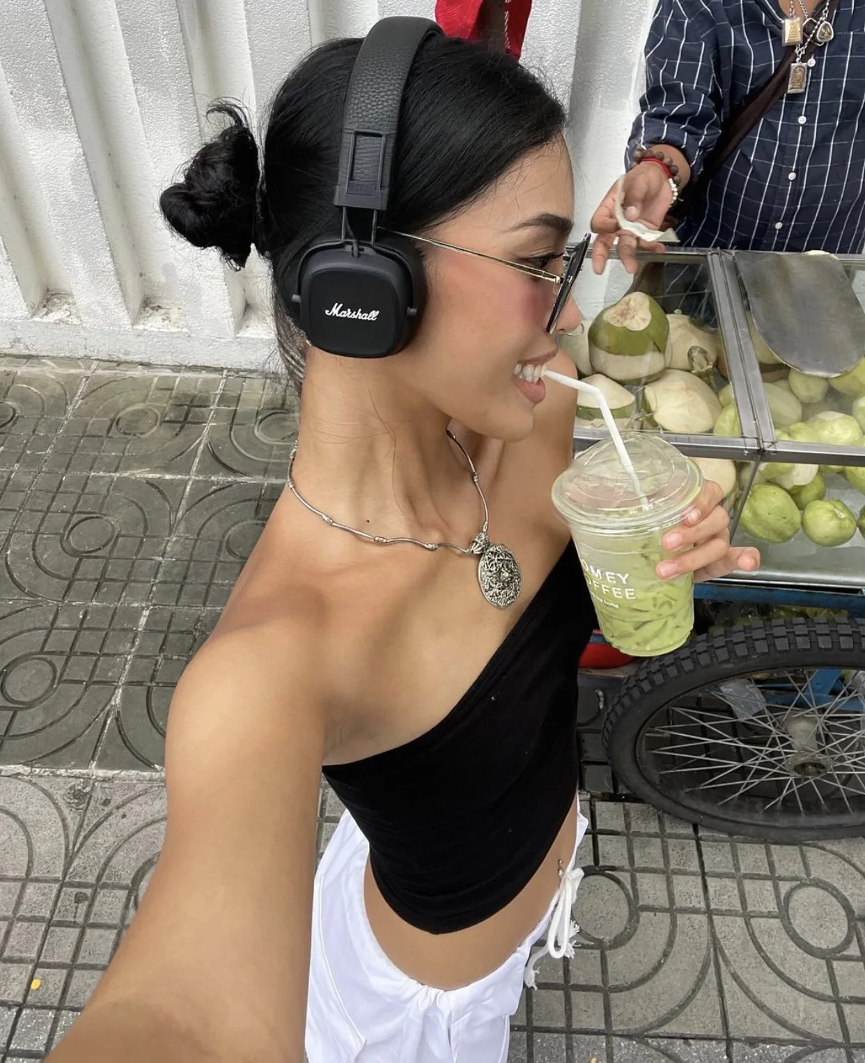 influencer việt đeo tai nghe chụp tai