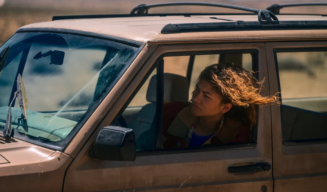 nữ diễn viên Zendaya trong vai Rue Bennett phim truyền hình Euphoria mùa 3