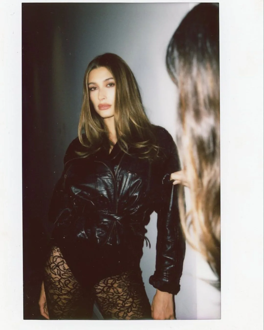 Hailey Bieber diện quần vớ ren xuyên thấu